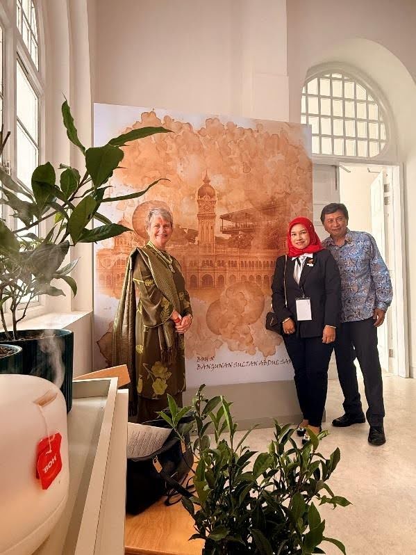 The BOH team Caroline Russell L Executive Chairman with Aina Ramly Head of Marketing and Jason Foo R CEO with the tea stained art piece